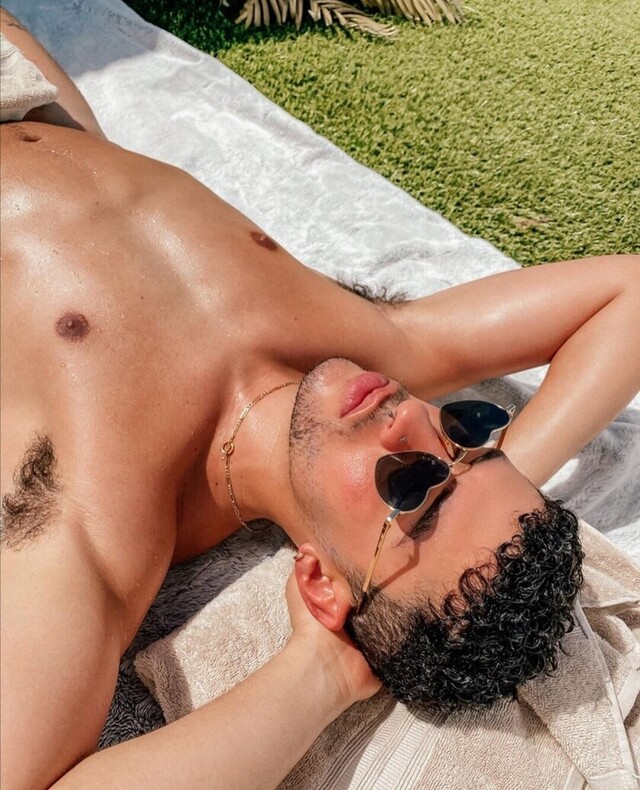 Bad Bunny  se bronceó  desnudo