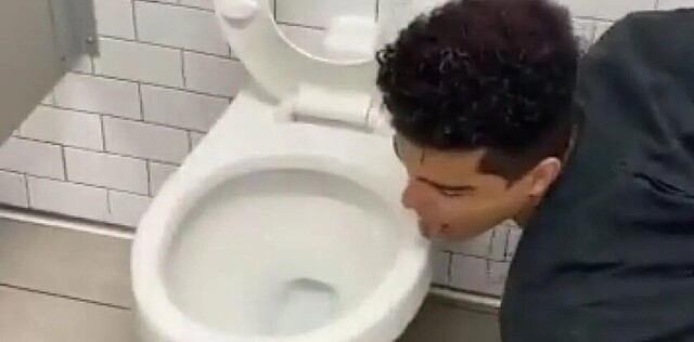 Lamió un inodoro y contrajo coronavirus