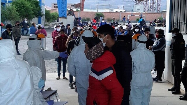 Bolivianos que salieron de Chile no podrán entrar al país y Defensa garantizará la ayuda humanitaria