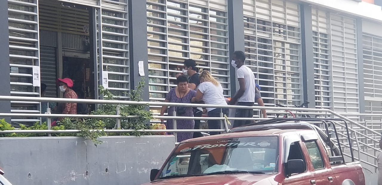 Falta de control en cédulas de identidad y distanciamiento en varios mercados de Tarija