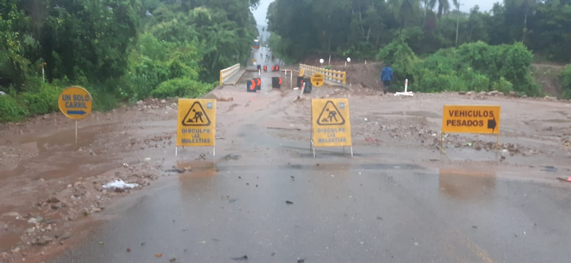 Por desborde de río, ABC cierra paso de vehículos en puente San Telmo