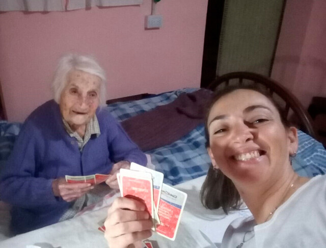 La conmovedora historia detrás de la argentina de 96 años que es viral por hacer tapabocas y donarlos a un hospital