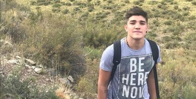 Un joven paseaba a su perra y lo degollaron