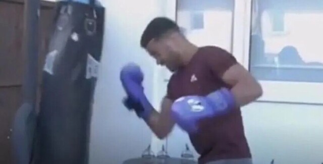 Daba clase de boxeo y se noqueó él solo