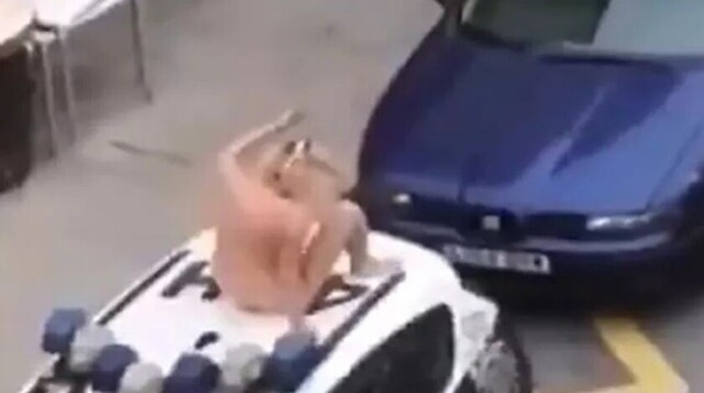 Mujer se desnudó sobre un coche policial