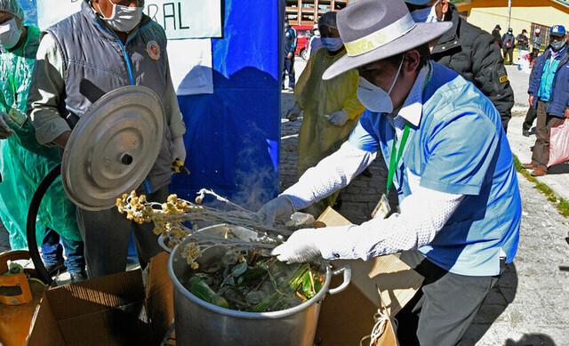 En El Alto crean cabina de desinfección a base de vapor de hierbas para prevenir el coronavirus