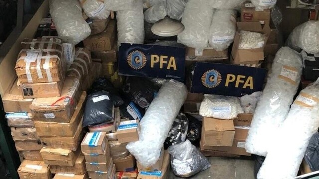 Cae banda que producía y vendía alcohol en gel trucho en Argentina