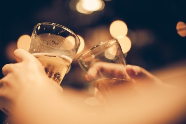 Sorprenden a 4 personas bebiendo en cuarentena