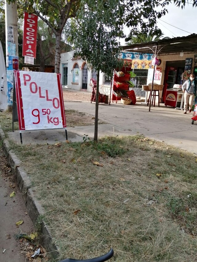 ¿Contrabando o sobreproducción? Kilo de pollo llegó a costar Bs 9