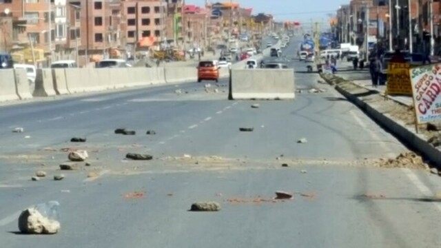 Bloqueos y marchas exigen elecciones y levantar la cuarentena en Bolivia