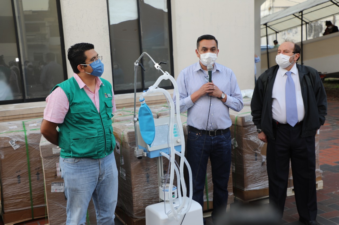 En medio del escándalo, Gobierno trae 15 respiradores convencionales de los 500 prometidos