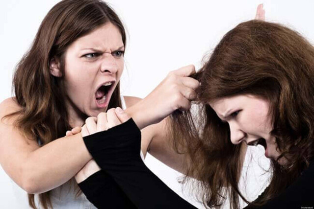 Hermanas se agarraron a golpes por usar el horno
