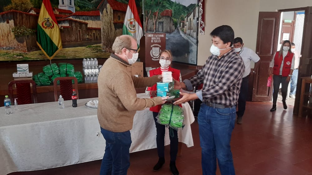 Oliva entrega material de bioseguridad a la Red de Salud de Padcaya
