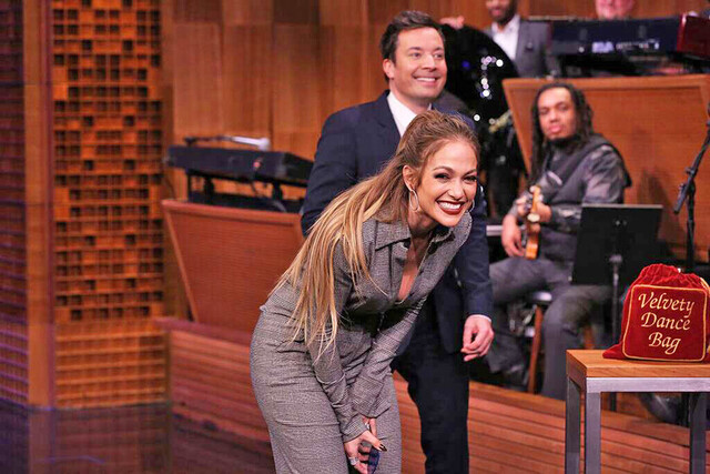 JLo gana reto de TikTok a  Jimmy Fallon
