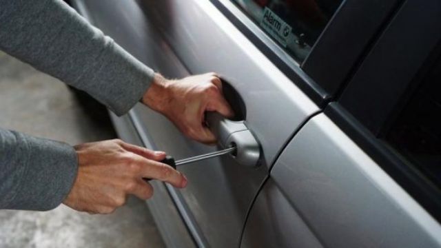 Roban Bs 5.000 de auto distribuidor de huevos