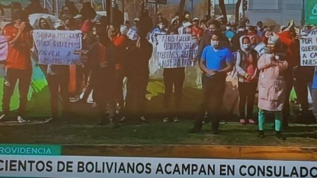Cientos de bolivianos acampan en Santiago sin recibir atención del Consulado