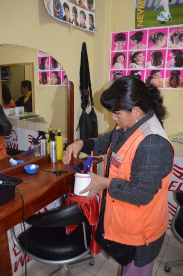 Pese a restricciones, peluqueros trabajan y garantizan salubridad