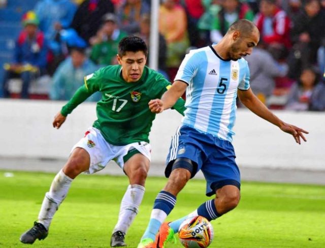 Noble gesto de Diego Wayar para con los entrenadores  