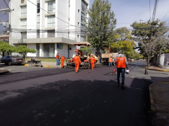 Alcaldía de Tarija renueva el asfalto de la calle Padilla