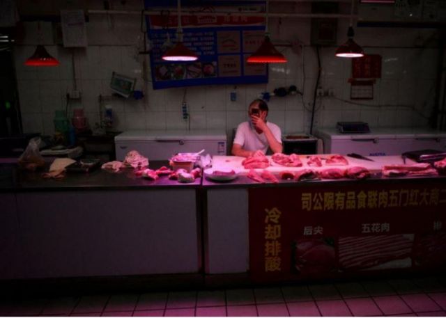 China refuerza inspecciones a comercio de carnes y pescados por rebrote de Covid-19 en mercado