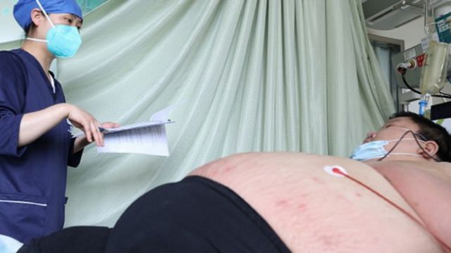 Un hombre engordó 100 kilos tras pasar cinco meses en cuarentena