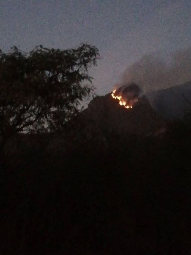 Bomberos y comunarios trabajan en la sofocación del incendio en Cañas