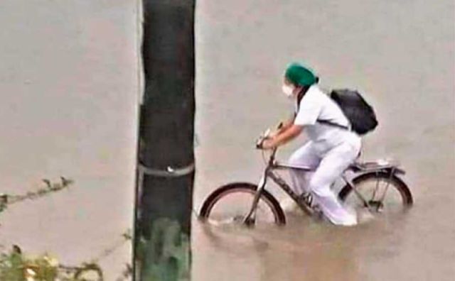 “El agua me llegó hasta la cintura”: Viral, la travesía de la enfermera en bicicleta en plena inundación