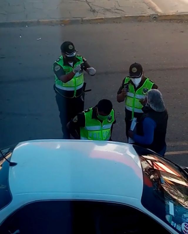 Hoy cautelan a mujer  que escupió a policías