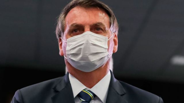 Ordenan a Bolsonaro que use la mascarilla en público