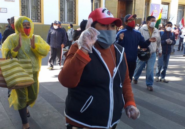 Grupo de personas marcharon el lunes,  piden que termine el encapsulamiento en Cercado-Tarija