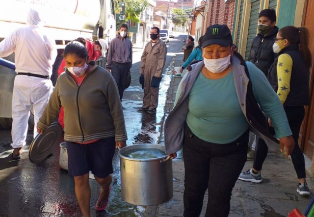 Vecinos de Tarija se las ingenian para agarrar agua en plena pandemia