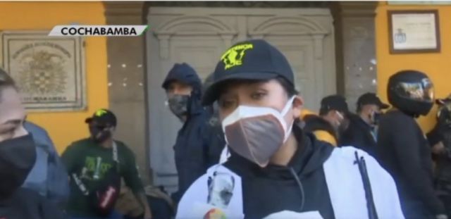 Plataformas ciudadanas de Cochabamba tapian ingreso a la Alcaldía y la Gobernación; piden la renuncia de autoridades