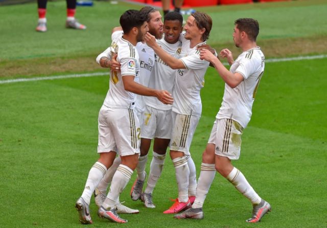 Real Madrid sigue líder, pero el Barcelona no se rinde