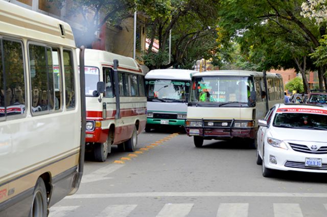 Malestar y críticas ante "absurda" medida municipal de limitar el transporte público y privado