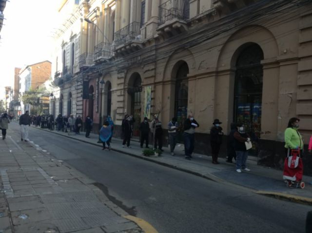 Fila en el Banco Unión