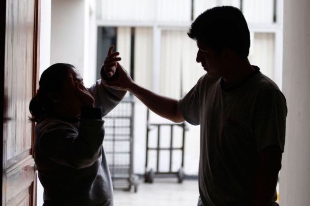 Le revisaron el celular y  golpeó a su concubina 