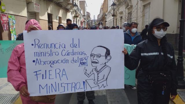 Un cartel que pide la renuncia del Ministro de Educación