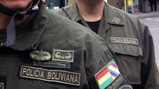 Falsos policías suben a un hombre a un auto para robarle Bs. 3.000