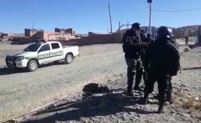 Policía de El Alto intervino el bloqueo al vertedero 