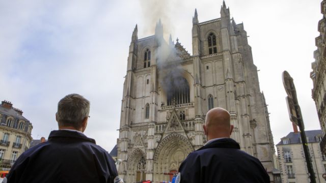 Abren una investigación de "incendio provocado" de la histórica catedral de Nantes Abren una investigación de "incendio provocado" de la histórica catedral de Nantes