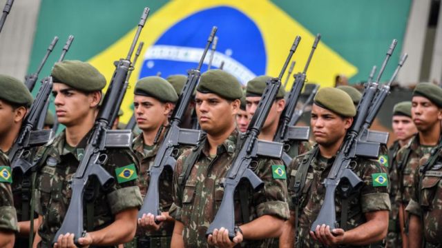 Brasil prepara a su Ejército para una “crisis”