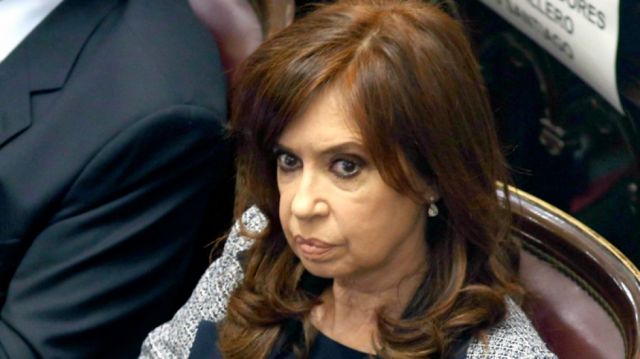 Ex agente admite espionaje a Cristina