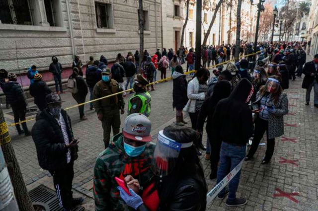 En Chile hubo largas filas para retirar 10% pensiones