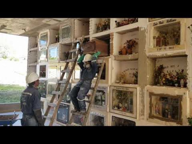 Advierten que inhumación colectiva de cadáveres no logra resolver acumulación de cadáveres en Sucre