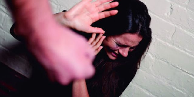 Por golpear a su esposa, dictan orden de restricción y protegen a su familia