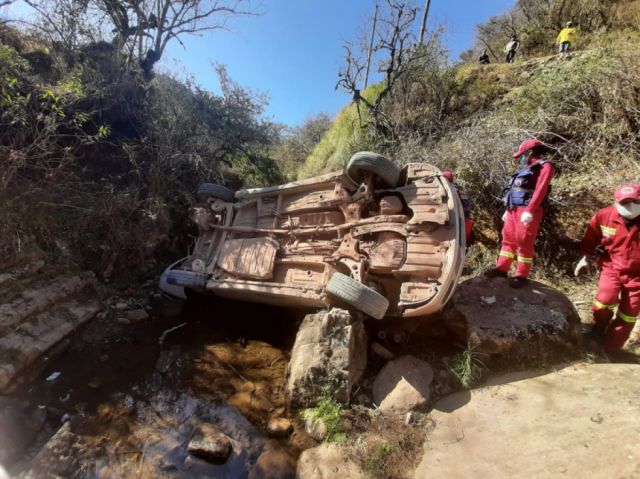 Una vagoneta embarranca en Canaletas, hay dos fallecidos