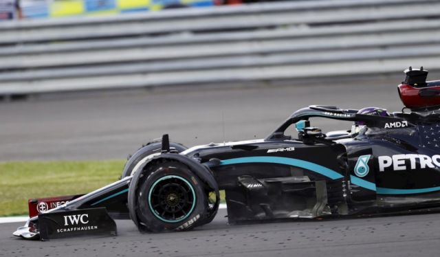 Hamilton gana con una llanta pinchada en Gran Bretaña