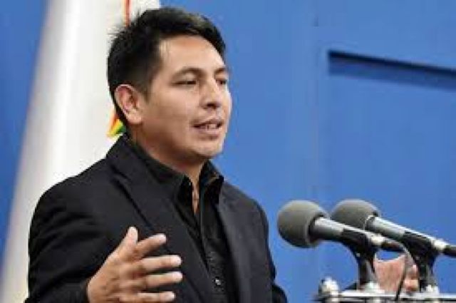 Padres pueden inscribir a sus hijos al mismo curso el 2021, plantea el viceministro Alanoca