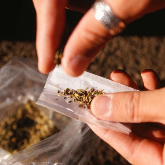 Amenaza a su madre por quitarle la marihuana 