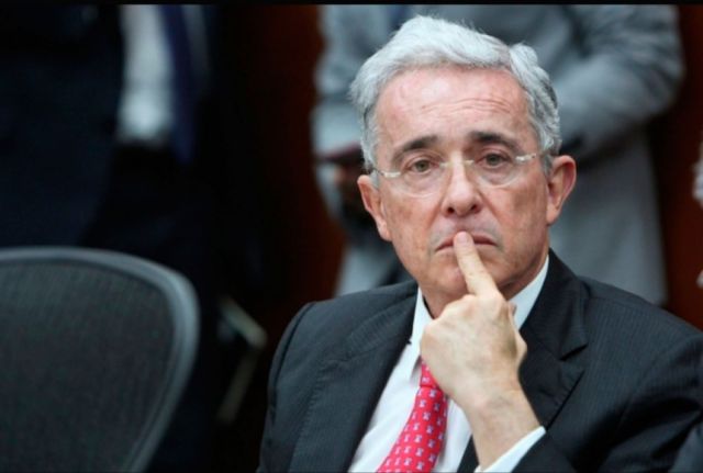 Ordenan detención domiciliaria contra Uribe
